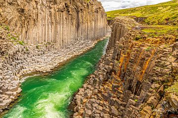 De Stuðlagil Canyon in Ijsland van Dirk V Herp