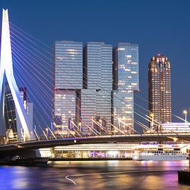Verlichte Erasmusbrug en de torens op Kop van Zuid, Rotterdam van Anna Krasnopeeva