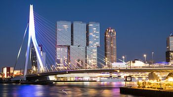 Verlichte Erasmusbrug en de torens op Kop van Zuid, Rotterdam