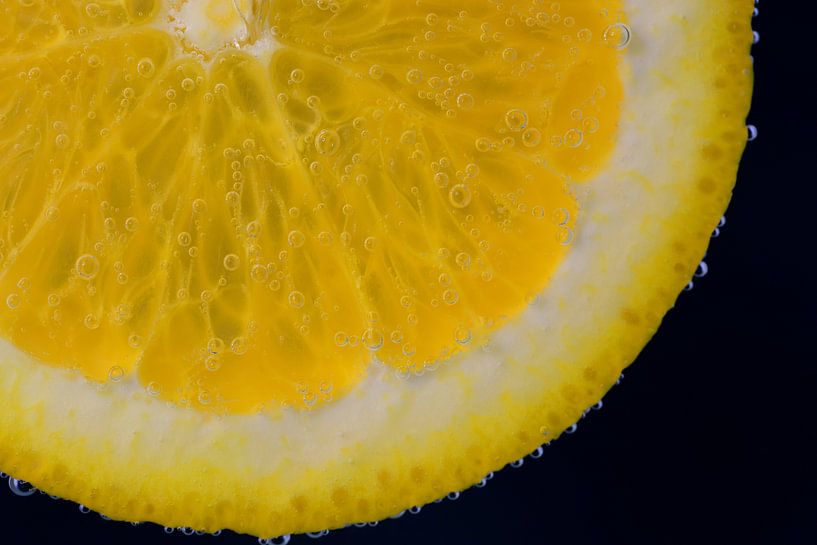 Orangenscheibe unter Wasser von Ulrike Leone