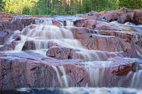 Wasserfall mit roten Felsen