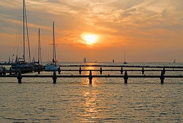 Segelboote eine Anlegestelle mit untergehende Sonne von Judith Cool