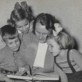 Mère Alblas avec trois enfants sur Henk Alblas