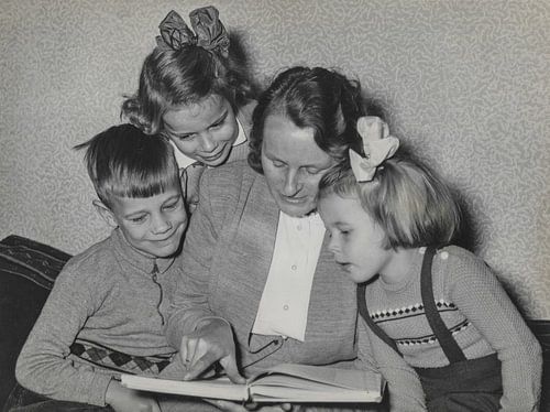 Mother Alblas with three children by Henk Alblas