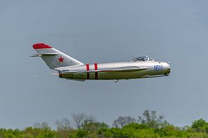 Vorbeiflug Mikoyan-Gurevich Mig-17F Fresco mit Nachbrenner.