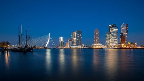 Panoramablick auf die Skyline von Rotterdam: Wilhelminapier an der Maas