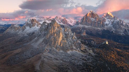 Le col du Giau dans les Dolomites italiennes au lever du soleil. sur Jos Pannekoek