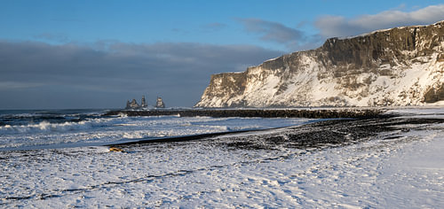 Black Beach, IJsland, in de winter.