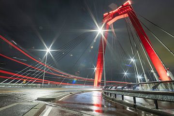 Rode lichten op de rode Willembrug in Rotterdam