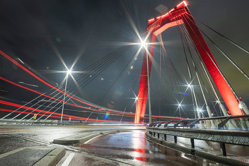 Rote Lichter auf der Roten-Willem-Brücke in Rotterdam von Karin Riethoven