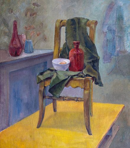 Stilleven met stoel, doek, fles en kom in het atelier van de kunstenaar.
