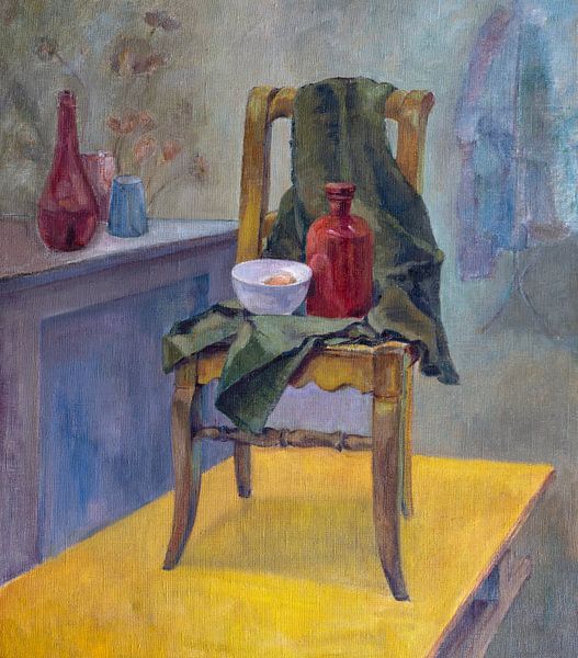 Stilleven met stoel, doek, fles en kom in het atelier van de kunstenaar. van Galerie Ringoot