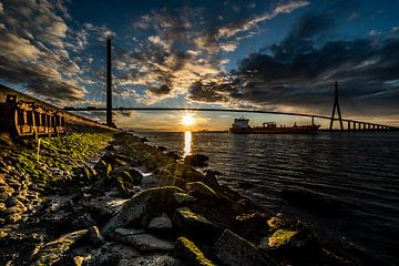 Brug van Normandië met een zonsondergang van Jan Hermsen