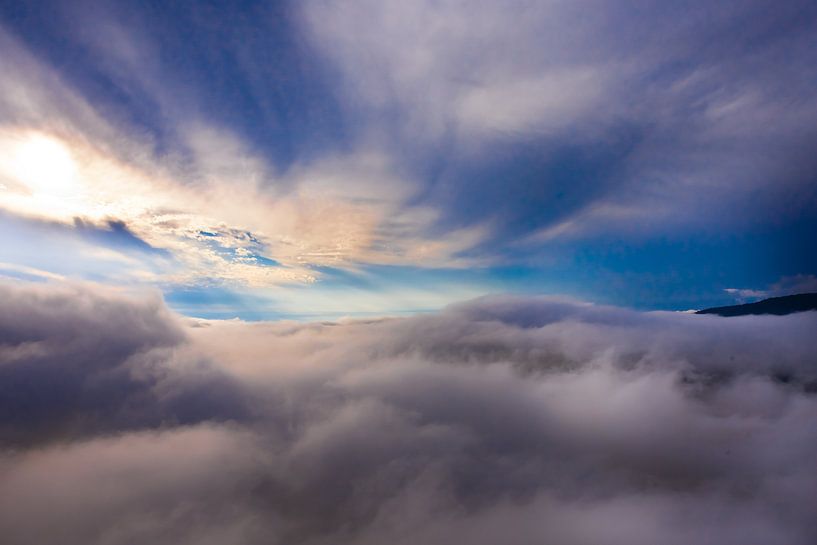 Des nuages bleus et sombres tourbillonnent en dessous, ciel bleu foncé, photo aérienne. par Michael Semenov