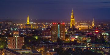 Die Stadt Groningen während der blauen Stunde