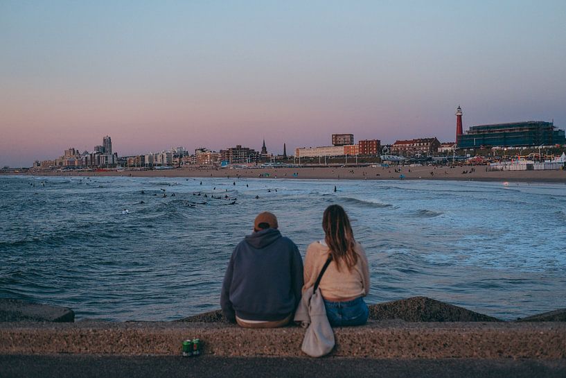 Een romantisch rendezvous met uitzicht van Scheveningen van Robin Cox