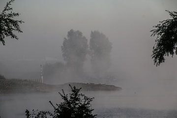 IJssel im Nebel von Karlo Bolder