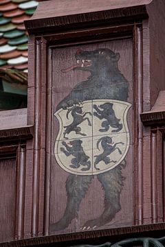 Schild  met beer boven op dak van het Raadhuis van Bazel in Zwitserland