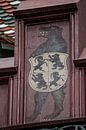 Schild  met beer boven op dak van het Raadhuis van Bazel in Zwitserland van Joost Adriaanse thumbnail