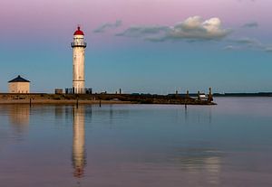 Vuurtoren Hellevoetsluis net na zonsondergang