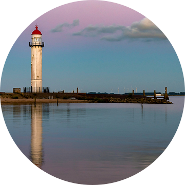 Vuurtoren Hellevoetsluis net na zonsondergang van Marjolein van Middelkoop