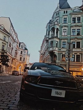 Ford Mustang in Praag van Denisa Hogendijk
