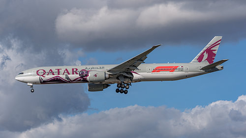 Boeing 777-300 de Qatar Airways arborant une livrée Formule 1.