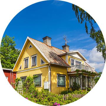 Geel huis bij Figeholm in Zweden van Rico Ködder