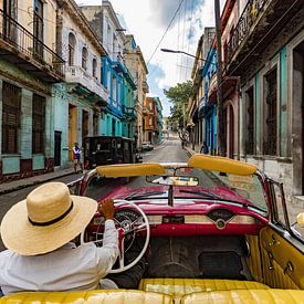 Taxirit in Havana van Laurens Kleine