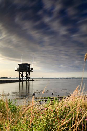 prachtige zonsondergang achter een vissershuisje aan het water in Scharendijke in de provincie Zeela