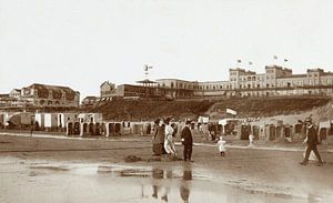 Der Strand in Zandvoort mit Strandkörben und Hotel d'Orange, Knackstedt & Näther, 1900 - 190
