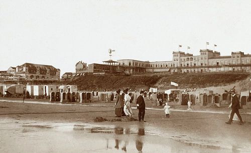 Het strand in Zandvoort met strandstoelen en Hotel d'Orange, Knackstedt & Näther, 1900 - 1905