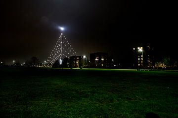 De grootste Kerstboom van de wereld schittert weer over Utrecht van Mel Boas