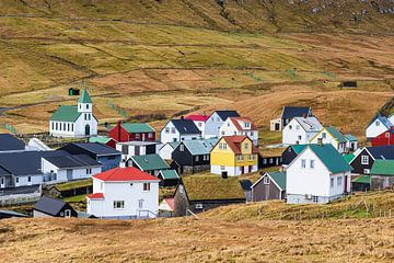 Vue sur le village de Gjógv sur l'île féroïenne d'Eysturoy sur Rico Ködder