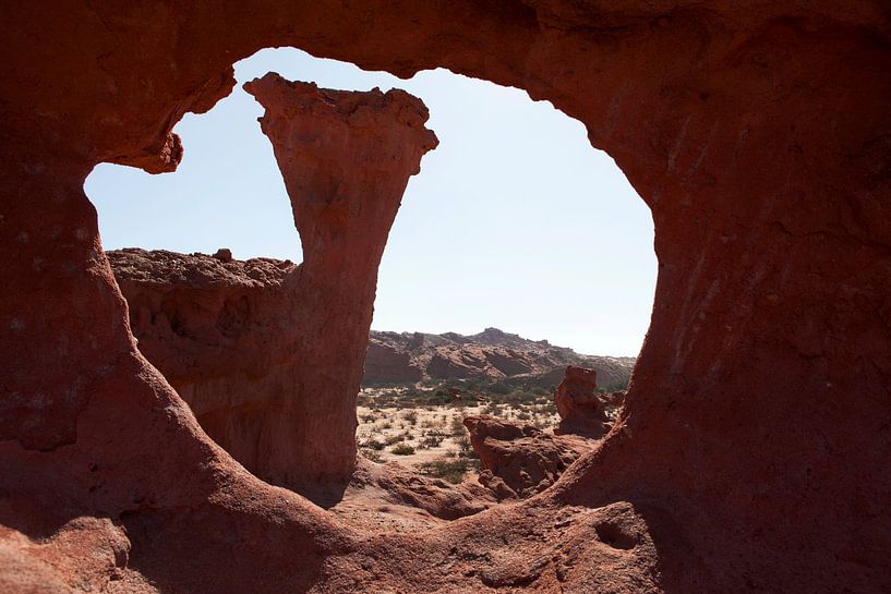Blick durch die rosa Felsen der Quebrada de Cafayate im Nationalpark Rio de Las Conchas in Salta, No von WorldWidePhotoWeb