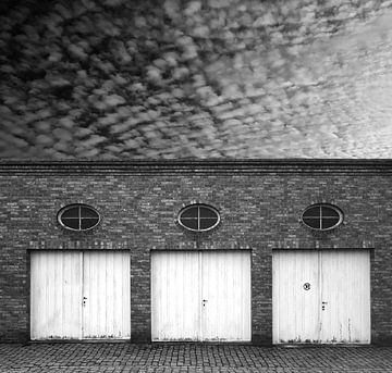 3 garagedeuren in Brugge van Peter Broer