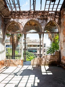 Verlassener, stark verfallener Palast. von Roman Robroek – Fotos verlassener Gebäude