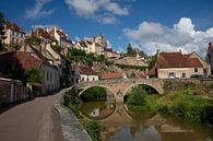 Brug en rivier om Semur-en-Auxois, Frankrijk van Joost Adriaanse thumbnail