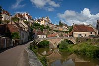 Brug en rivier om Semur-en-Auxois, Frankrijk