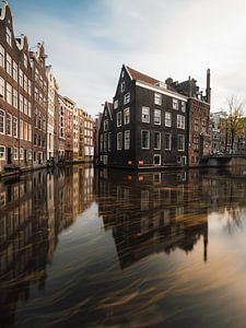 Canal et vieilles maisons à Amsterdam sur Oudezijds Voorburgwal sur Lorena Cirstea