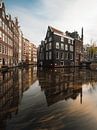 Kanaal en oude huizen in Amsterdam op Oudezijds Voorburgwal van Lorena Cirstea thumbnail