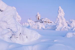 tief verschneiter Fichtelberg
