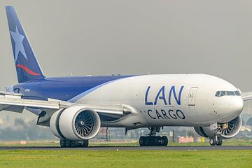 LAN Cargo Boeing 777F vrachtvliegtuig. van Jaap van den Berg