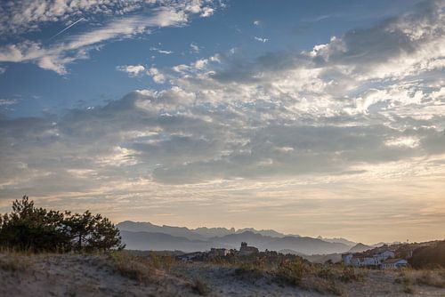 Zonsondergang over oude stad en bergen