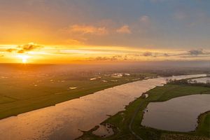 Die IJssel mit überquellenden Auen bei Zwolle bei Sonnenschein
