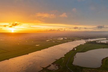 IJssel met overlopende uiterwaarden bij Zwolle tijdens zonsondergang van Sjoerd van der Wal Fotografie