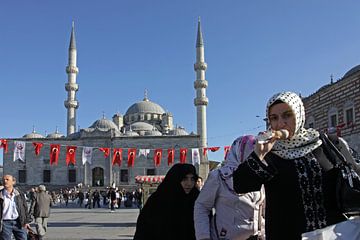 femmes à la mosquée Yeni sur Antwan Janssen