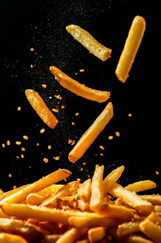 Knapperige friet zwevend in de lucht