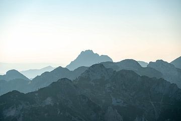 Silhouette der Berge in den Allgäuer Alpen von Leo Schindzielorz