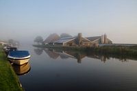 Aufstrebende Farm im Morgennebel am Wasser